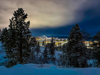 Blick auf Alta, Fjord und verschneite Berge