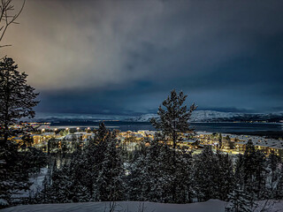 Blick auf Alta, Fjord und verschneite Berge