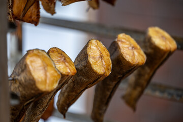 Wędzone ryby w wędzarni nad morzem, obiad