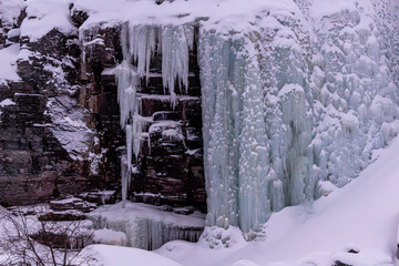 Eingefrorener Wasserfall Orvvosfossen in Alta mit Schnee