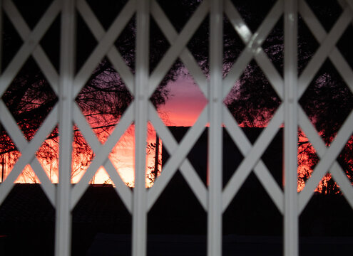 Anochecer entre rejas