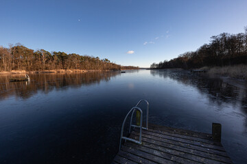 Widok na niebieskie, zimowe jezioro w Polsce © Magdalena