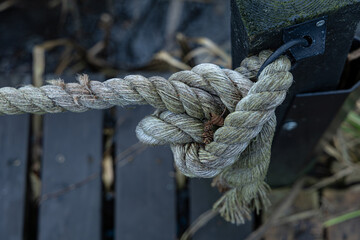Gruba lina zawiązana w supeł na pomoście nad jeziorem © Magdalena