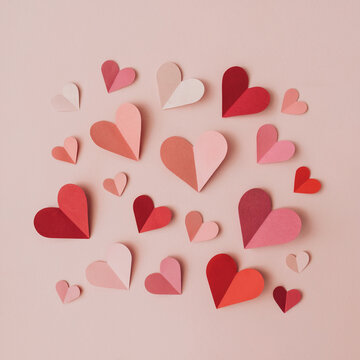 Vista superior de corazones de papel en tonos pastel