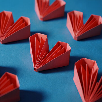 Patr&oacute;n de corazones de papel rojo con pliegue de acorde&oacute;n estilo abanico