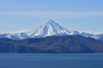 The nature of the Kamchatka Peninsula combines mountainous landscapes and forested areas, and is characterized by its unique topography, flora, and fauna, as well as its climate.