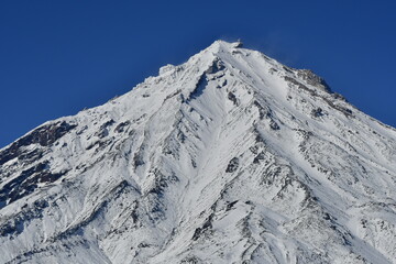 The nature of the Kamchatka Peninsula combines mountainous landscapes and forested areas, and is characterized by its unique topography, flora, and fauna, as well as its climate.