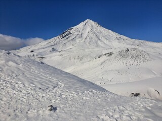 The nature of the Kamchatka Peninsula combines mountainous landscapes and forested areas, and is characterized by its unique topography, flora, and fauna, as well as its climate.