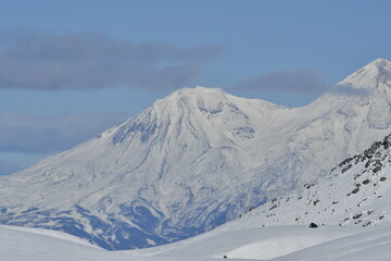The nature of the Kamchatka Peninsula combines mountainous landscapes and forested areas, and is characterized by its unique topography, flora, and fauna, as well as its climate.