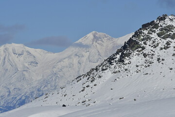 The nature of the Kamchatka Peninsula combines mountainous landscapes and forested areas, and is characterized by its unique topography, flora, and fauna, as well as its climate.