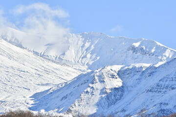 The nature of the Kamchatka Peninsula combines mountainous landscapes and forested areas, and is characterized by its unique topography, flora, and fauna, as well as its climate.