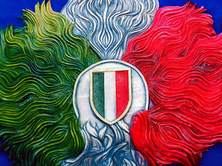 Raffigurazione artistica astratta della bandiera italiana con scudo centrale e texture materica a rilievo 442c
