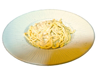 Primo piano di tonnarelli cacio e pepe, cremosi con salsa al formaggio e pepe nero isolati su sfondo trasparente 172