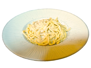 Primo piano di tonnarelli cacio e pepe, cremosi con salsa al formaggio e pepe nero isolati su sfondo trasparente 172