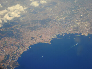 Veduta aerea panoramica della citt&agrave; di Napoli e del porto commerciale sul Mar Tirreno, Campania, Italia 1064