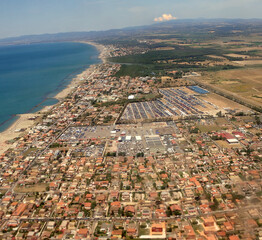 Veduta aerea del litorale di Fiumicino con infrastrutture logistiche, parcheggi e costa laziale 1288
