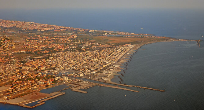 Veduta aerea della foce del Tevere e del porto di Fiumicino al tramonto, litorale romano, Italia 21c22