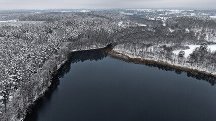 Zima nad jeziorem, widok z drona  © marpan