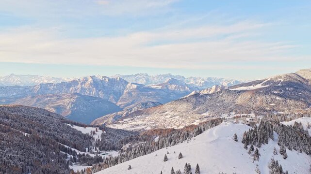Panorama invernale aereo con neve ripreso da drone sopra Passo Coe e Fondo Grande sull'Alpe Cimbra di Folgaria nelle Alpi del Trentino-Alto Adige in Italiano vista sulle Dolomiti di Brenta