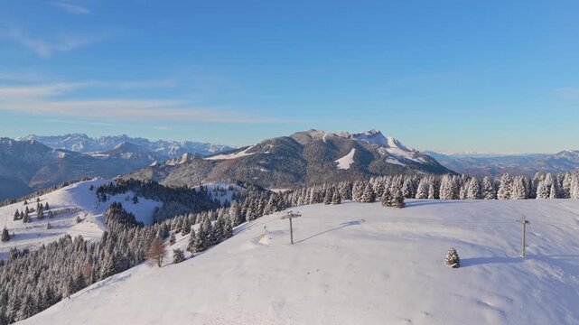 Panorama invernale aereo con neve ripreso da drone sopra Passo Coe e Fondo Grande sull'Alpe Cimbra di Folgaria nelle Alpi del Trentino-Alto Adige in Italia