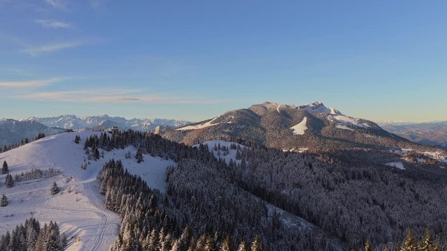 Panorama invernale aereo con neve ripreso da drone sopra Passo Coe e Fondo Grande sull'Alpe Cimbra di Folgaria nelle Alpi del Trentino-Alto Adige in Italia