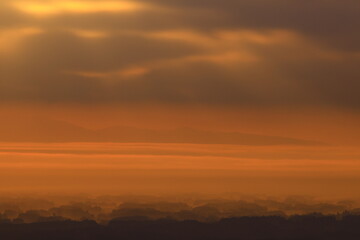 朝焼けに染まる山並み