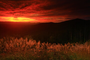 朝焼けに染まる山並み