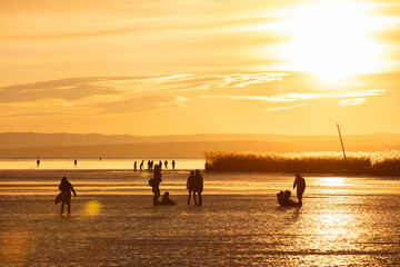 Eislaufen am zugefrorenen Neusiedler See in Podersdorf