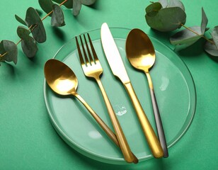 Talheres dourado estilosos 