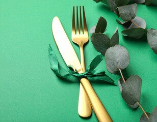 Talheres dourado estilosos 