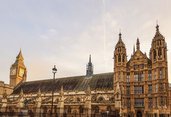 Obraz premium Elizabeth Tower and Parliament building showcasing London's iconic architecture and historical landmark at sunset