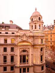 Obraz premium London architecture featuring a historical building with dome and intricate details at sunset