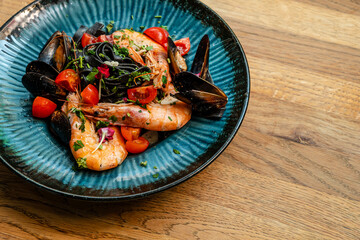 Tagliatelle con vongole e gamberetti © Tomasz Warszewski