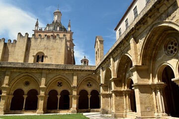 Le cloitre gothique de la vieille cath&eacute;drale de Coimbra au Portugal