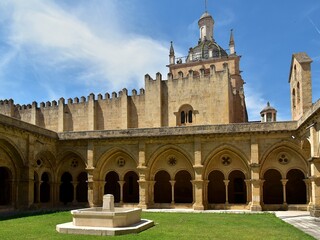 Le cloitre gothique de la vieille cath&eacute;drale de Coimbra au Portugal