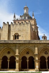 Le cloitre gothique de la vieille cath&eacute;drale de Coimbra au Portugal
