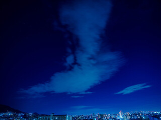 神戸市街地の夜景　夜空に雲が広がる