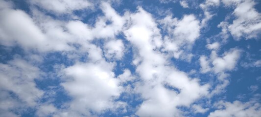 Obraz premium White clouds in the sky for the background.