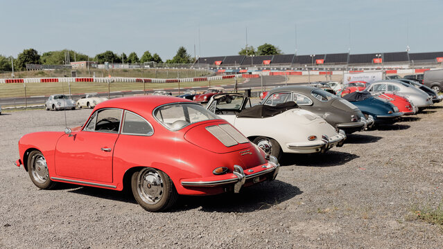 Heckansichten bei einem Porsche 356 Treffen bei den N&uuml;rburgring Classics 2025, Adenau, Deutschland, 13. Juni 2025