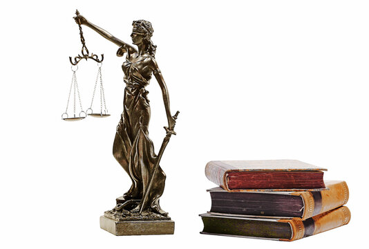Justitia Figur und alte B&uuml;cher. Gerechtigkeit, Waage und Gericht. Freigestellt mit wei&szlig;em Hintergrund