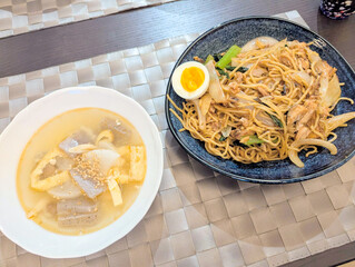 野菜たっぷりの焼きそばと温かい和風スープのセット