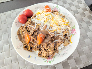 牛肉の旨味とチーズが絶妙に絡む特製カレーライス