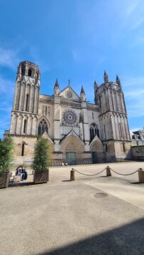 La cath&eacute;drale Saint-Pierre de Poitiers vue depuis le parvis