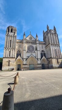 La cath&eacute;drale Saint-Pierre de Poitiers vue depuis le parvis