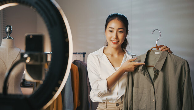 服を紹介する女性インフルエンサーのライブ配信