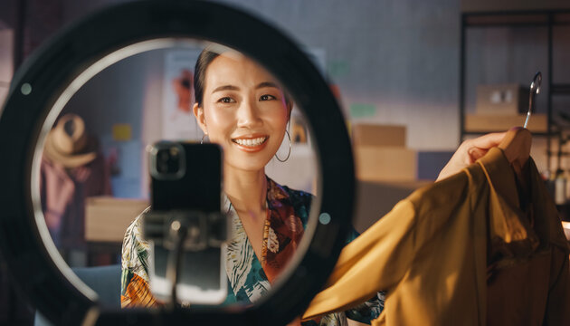 服を紹介する日本人女性のライブ配信・ライバー