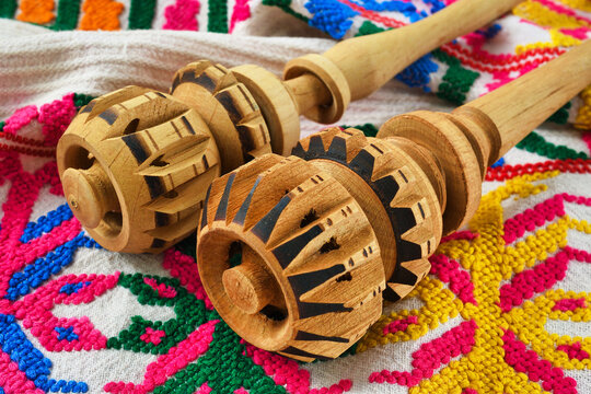 メキシコのモリニージョ　温かいメキシコのチョコラーテを作るための調理器具　コピースペースあり Mexican Molinillo: A kitchen utensil used to make hot mexican chocolate (chocolate mexicano, chocolate caliente mexicano) . Copy space available