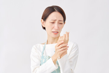 エプロンをつけた女性　手のあかぎれ・ひび割れ　白背景