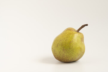 白い背景に置かれた1個の洋梨