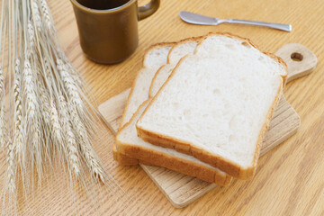 山型の食パンとコーヒーと小麦の穂